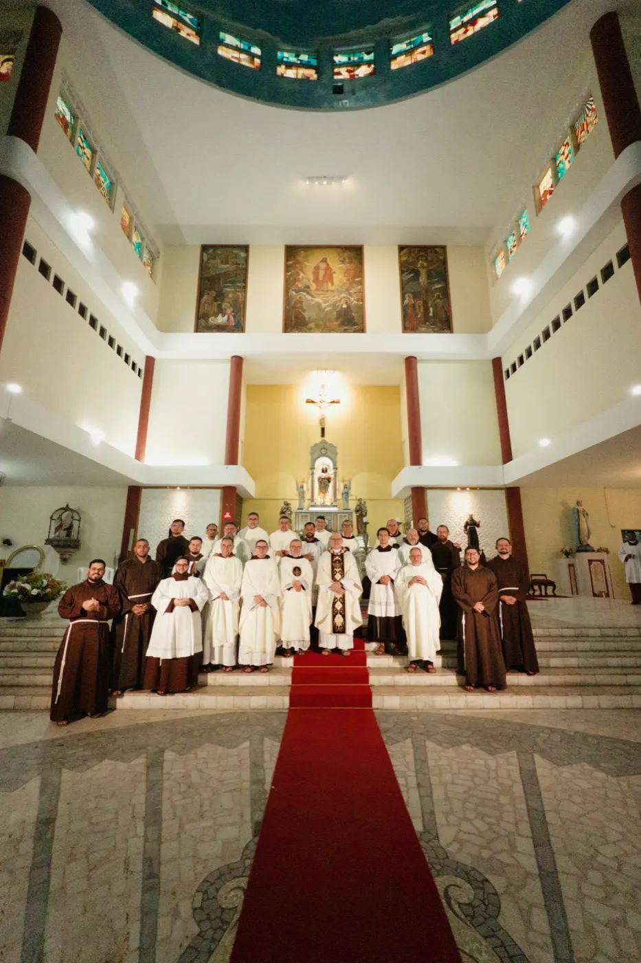 Frades e fiéis reunidos diante do altar durante a missa dos 43 anos da Província