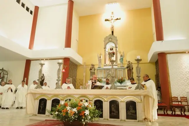 Altar florido durante a missa dos 43 anos