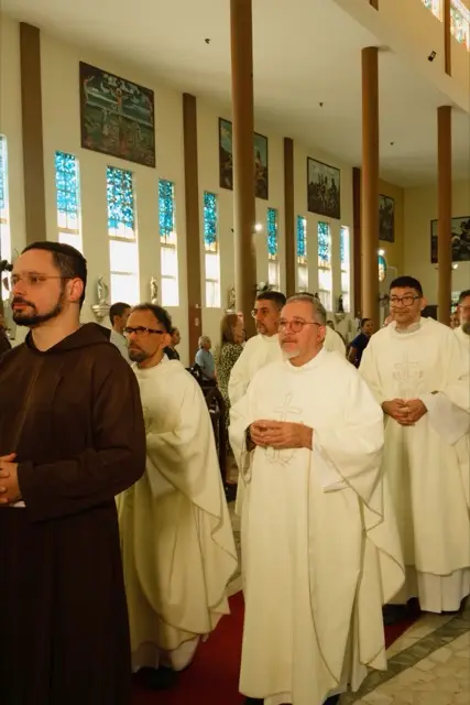 Frade capuchinho em oração durante a celebração