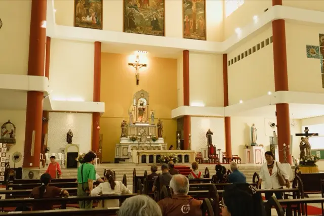 Vista do altar e da nave