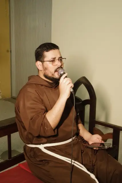 Frade capuchinho sentado durante a celebração